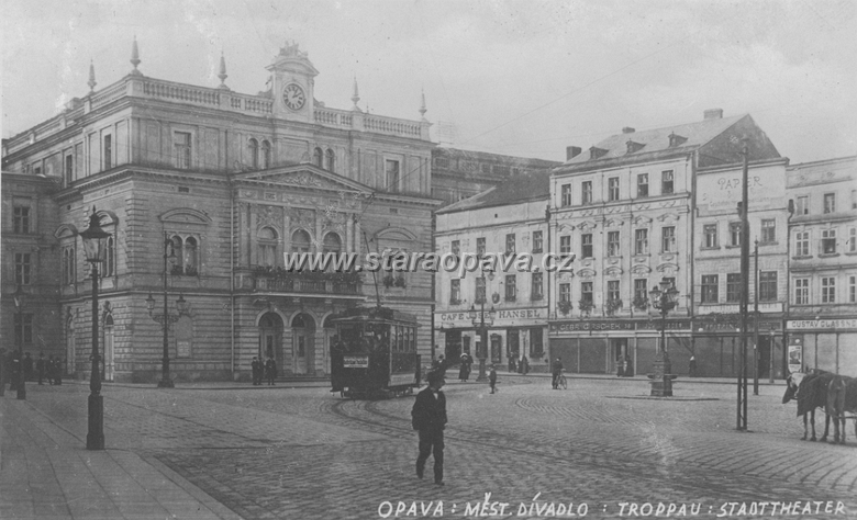 hansel (3).jpg - Kavárna Hansel na pohlednici z roku 1923. Kavárna je první budova vedle divadla vpravo a stávala na rohu Horního náměstí a Kolářské ulice.